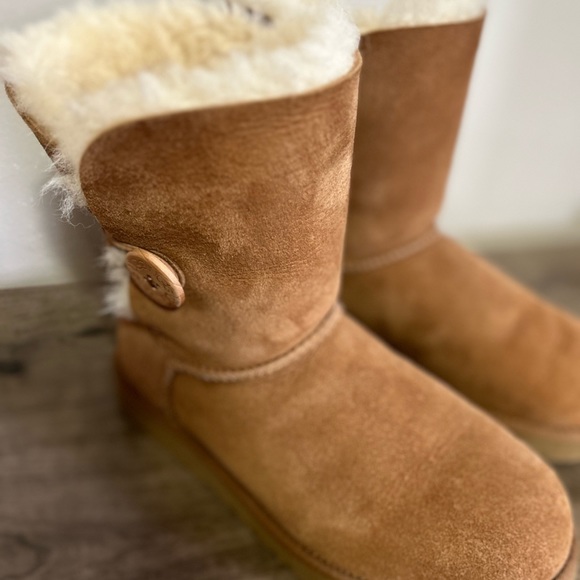 Bailey Button Uggs Size 7 - Picture 2 of 4